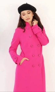 Pardesiu damă roz fucsia elegant, cambrat, cu nasturi decorativi – must have - primăvară și toamnă