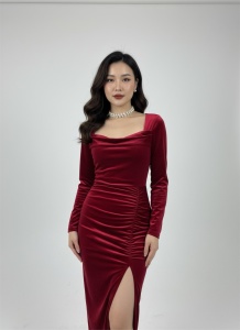 Rochie catifea Rubin Seduction – croială midi și crăpătură senzuală