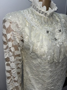 Cămașă ivory elegantă din dantelă cu perle și ștrasuri – model feminin și sofisticat - Img 4