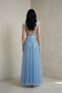 Rochie lungă de seară cu trenă, paiete și aplicații din puf – eleganță glamour - Img 3