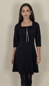 Rochie elegantă neagră cu decolteu pătrat și detaliu cu perle – Croi feminin