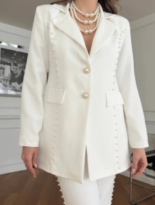 Costum dama elegant alb cu perle - sacou cambrat si pantaloni