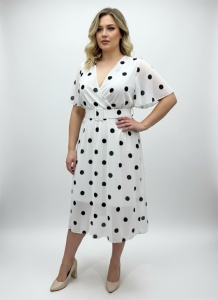 Rochie elegantă cu buline alb și negru – croială feminină, stil retro modern