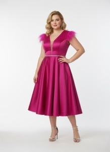 Rochie fucsia cu pene și accesoriu în talie
