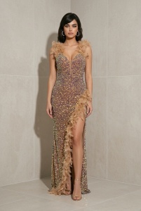 Rochie lungă de seară cu paiete aurii și aplicații din pene – eleganță glamour cu slit adânc - Img 2