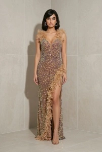 Rochie lungă de seară cu paiete aurii și aplicații din pene – eleganță glamour cu slit adânc - Img 2