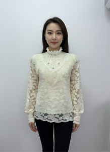 Cămașă ivory elegantă din dantelă cu perle și ștrasuri – model feminin și sofisticat