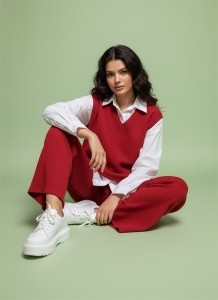 Compleu damă elegant alb-roșu din catifea raiată – Pulover tip cămașă cu pantaloni evazați - Img 2