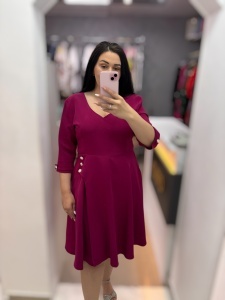 Rochie elegantă în cloș cu nasturi decorativi
