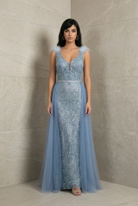 Rochie lungă de seară cu trenă, paiete și aplicații din puf – eleganță glamour
