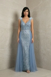 Rochie lungă de seară cu trenă, paiete și aplicații din puf – eleganță glamour