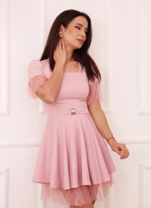 Rochie roz pudră elegantă cu dantelă și croială în A – feminină și rafinată