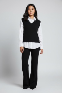 Compleu damă elegant alb-negru din catifea raiată – Pulover tip cămașă cu pantaloni evazați