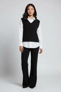 Compleu damă elegant alb-negru din catifea raiată – Pulover tip cămașă cu pantaloni evazați