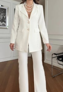 Costum dama elegant alb cu perle - sacou cambrat si pantaloni - Img 2
