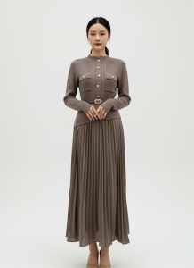 Rochie damă din tricot cu fustă plisată și curea – stil elegant și feminin