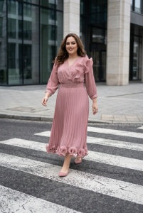Rochie elegantă roz pudră cu pliuri fine
