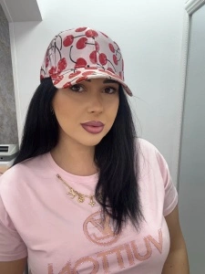 Șapcă damă cu imprimeu cireșe – accesoriu fashion casual reglabil