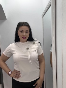 Tricou damă din bumbac cu aplicații florale 3D – confortabil, elegant, disponibil în mai multe culori