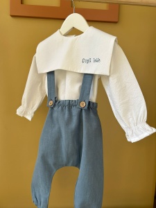 Pantaloni bleu cu bretele