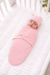 Sistem de infasare pentru bebelusi cu caciulita, tip Swadlle - Roz - Bumbac organic certificat
