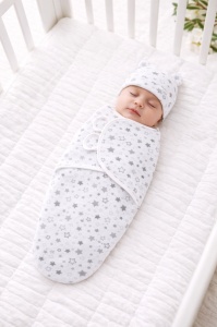 Sistem de infasare pentru bebelusi cu caciulita, tip Swadlle - Alb cu stelute - Bumbac organic certificat