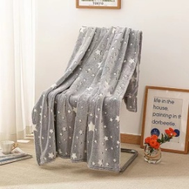 Patura BabyTeo din flannel moale - gri cu stelute - confort si caldura la fiecare atingere - certificat OEKO-TEX