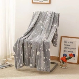 Patura BabyTeo din flannel moale - gri cu stelute - confort si caldura la fiecare atingere - certificat OEKO-TEX