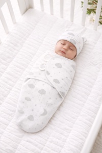 Set 2x sistem de infasare pentru bebelusi cu caciulita, tip Swadlle - Alb/Alb cu norisori - Bumbac organic certificat