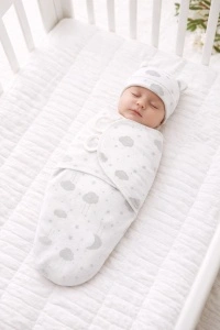 Set 2x sistem de infasare pentru bebelusi cu caciulita, tip Swadlle - Alb/Alb cu norisori - Bumbac organic certificat