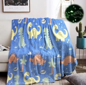Patura BabyTeo din flannel moale - gri cu dinozaur - confort si caldura la fiecare atingere