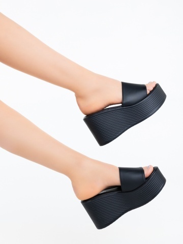 Papuci dama cu platforma negri din piele ecologica Eudara
