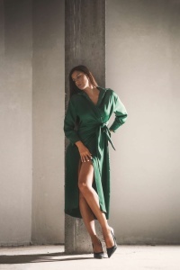 Сатенена зелена рокля - Img 4