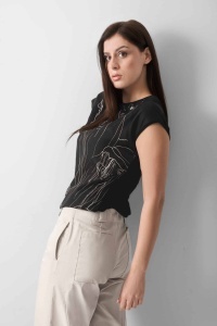 Crna bluza modernog dezena