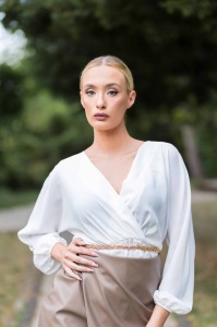 Бяла официална блуза с прегънат деколте
