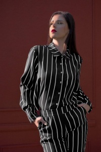 Черна риза с бели ивици