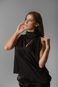 Crna satenska bluza