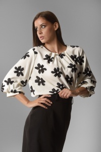 Bela bluza sa cvetnim printom