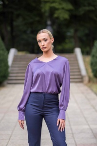 Сатенена блуза в лавандов цвят