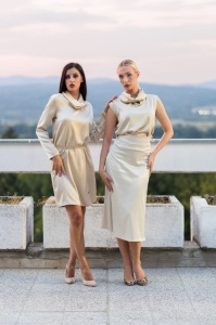 Satenska bež haljina – elegantan model sa pojasom - Img 3