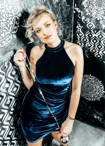 Елегантна зелена мини рокля с модерна кройка