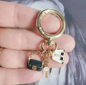 Breloc tip Bag Charm cu pandantiv pentru genti sau chei, 6.5 cm, culoarea auriu si negru - Img 4