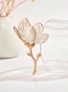 Brosa vintage emailata, model Floarea de magnolie, 8 x 5.1 cm - Img 3