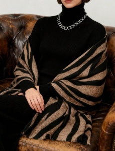 Esarfa cu imprimeu zebra, material cu textura moale, catifelata, 180x90 cm, culoarea negru si maro - Img 3