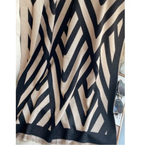 Esarfa lunga tip sal pentru dama din materiale premium, model geometric linii oblice, culoarea negru si bej - Img 3