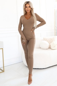 Salopetă de damă confortabilă și elegantă, cu decolteu, cu nervuri - spumă mocha