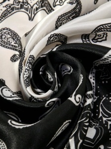 Esarfa dama satin 90x90 cm, imprimeu paisley alb-negru, esarfa patrata mare, textura matasoasa, bandana par / batic elegant, accesoriu versatil pentru tinute - Img 3