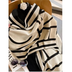Esarfa tip sal pentru dama din materiale premium, model geometric, culoarea negru si bej - Img 3