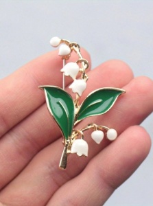 Brosa vintage flori de Lacramioare, alb si verde, 5.2x3.4cm - Img 6