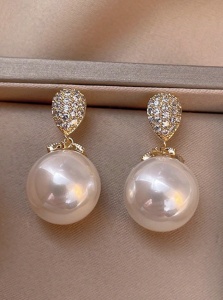Cercei cu perla faux si strasuri, lungime 3 cm, culoarea alb si auriu - Img 4